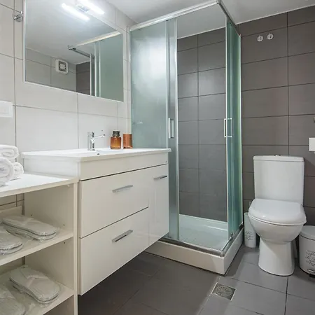 Centre With Sea View Apartment *